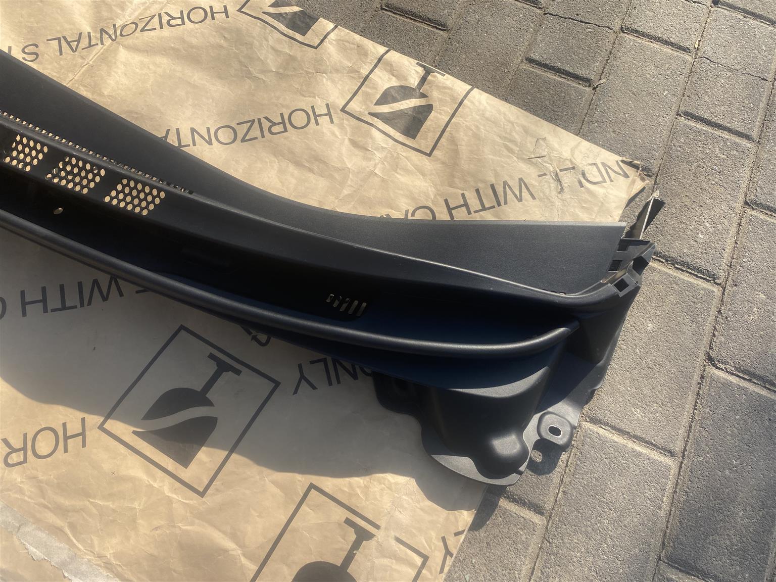 2014 HYUNDAI ELANTRA WINDSCREEN WIPER COWLING FOR SALE - Private Seller