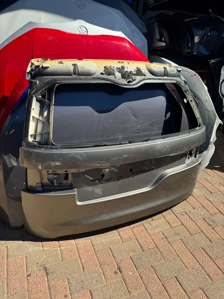 Land Rover Discovery 5 Boot Tailgate Door - Private Seller Land Rover Discovery 5 Boot Tailgate Door - Private Seller