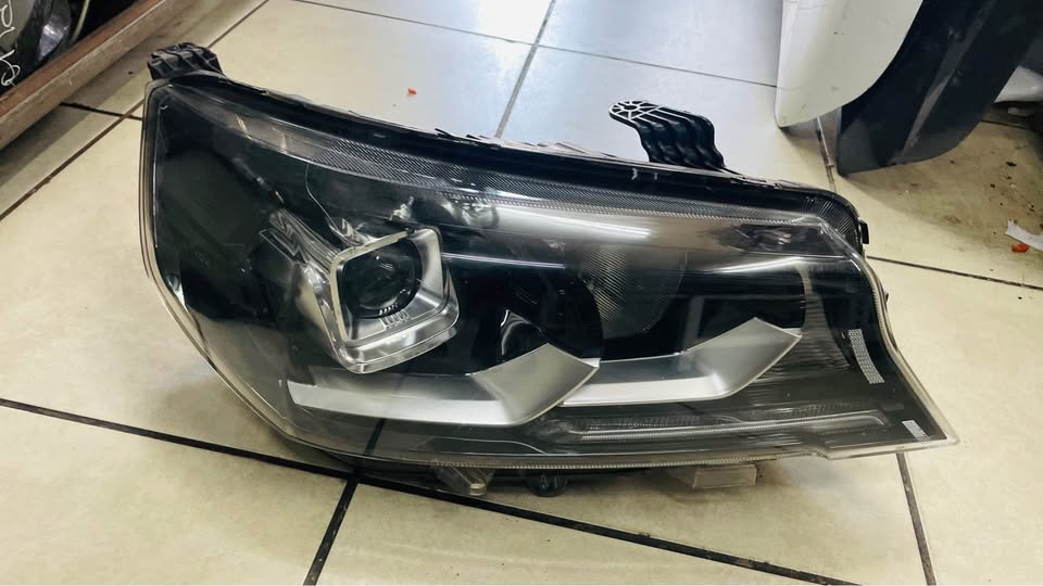 Peugeot Landtrek headlight - Private Seller Peugeot Landtrek headlight - Private Seller