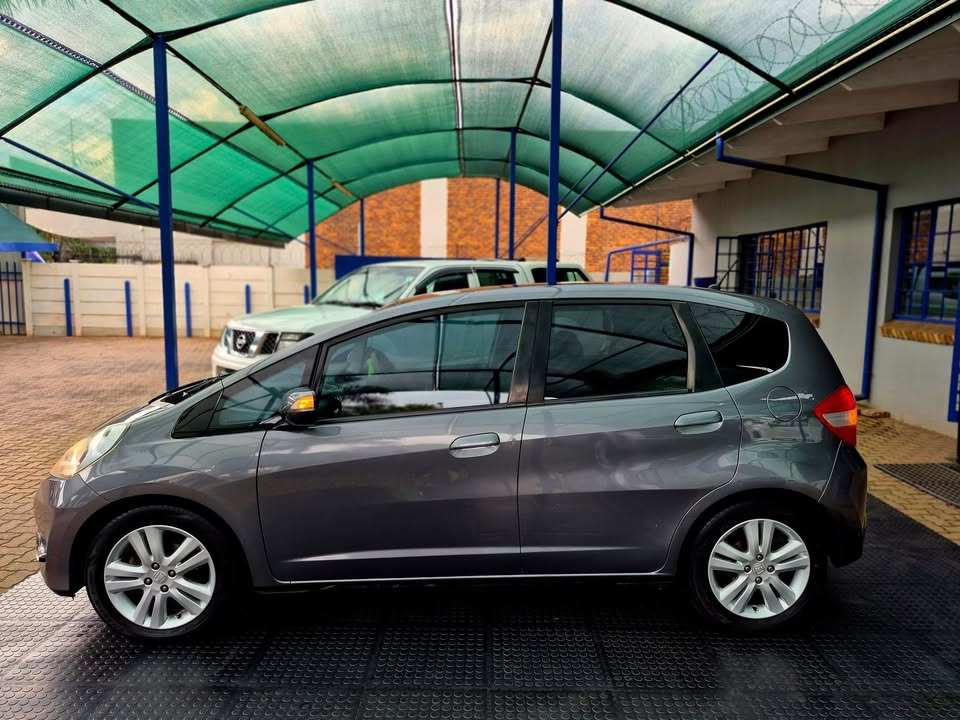 2011 Honda jazz 1.5 ex.....