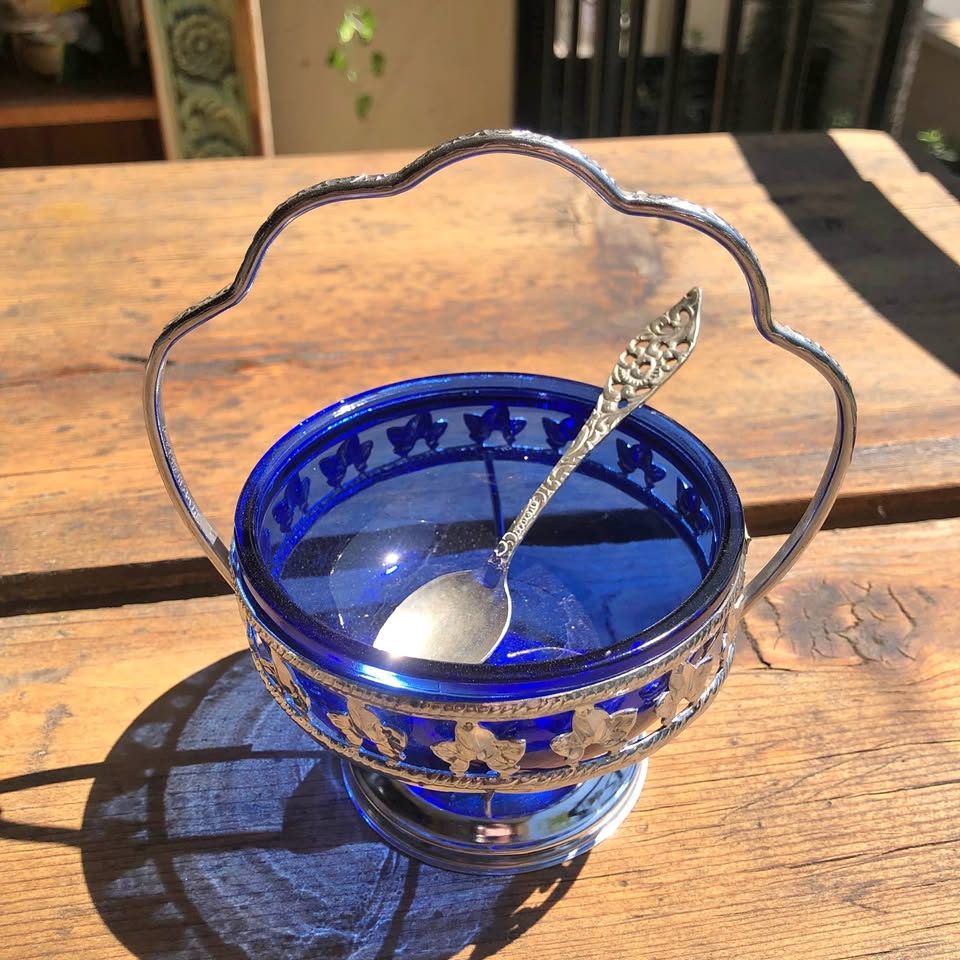 Vintage Cobalt Blue Sugar Bowl & Silver-Plated Holder – Art Deco Elegance Vintage Cobalt Blue Sugar Bowl & Silver-Plated Holder – Art Deco Elegance