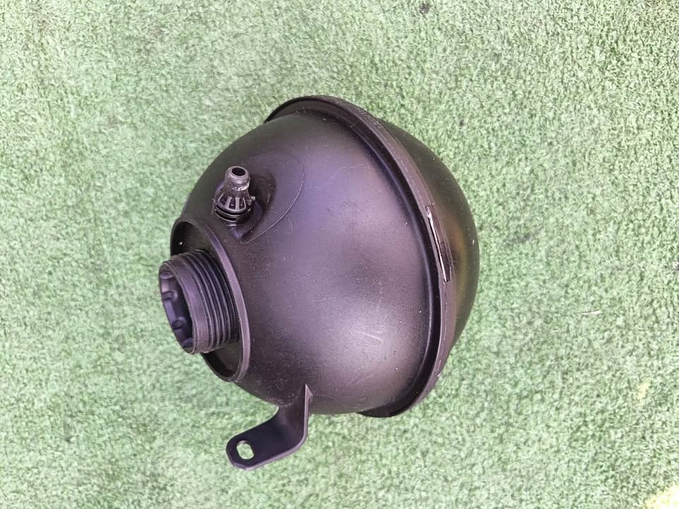 BMW X3 F25 2.0D WATER BOTTLE/EXPANSION TANK RESERVOIR AVAILABLE FOR SALE - Private Seller