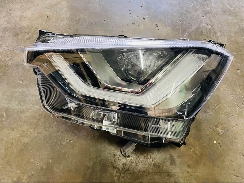 Isuzu D-Max LED HEADLIGHT 2020/23 - Private Seller Isuzu D-Max LED HEADLIGHT 2020/23 - Private Seller