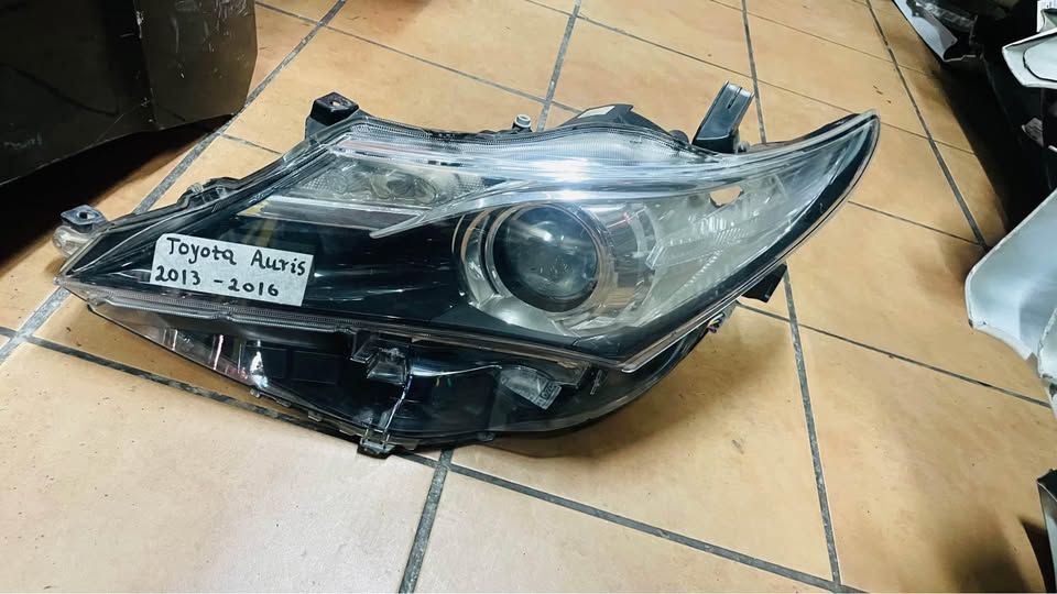 Toyota Auris headlight 2013/16 - Private Seller Toyota Auris headlight 2013/16 - Private Seller