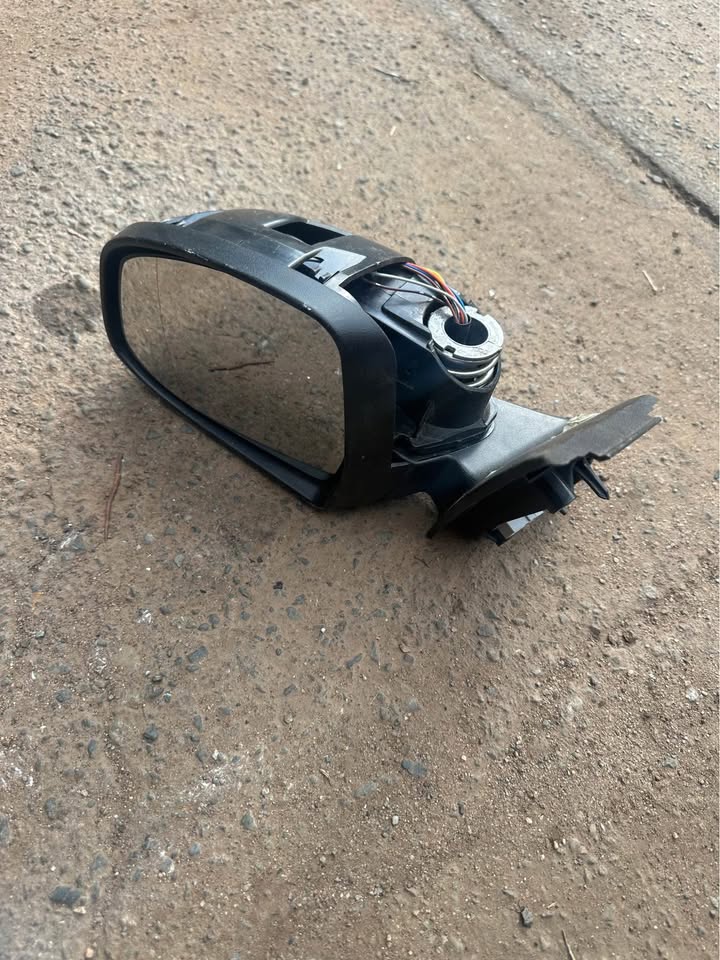 Ford focus left mirror - Private Seller