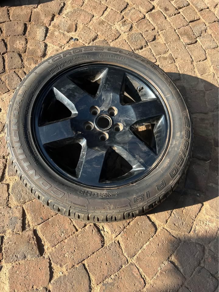 Land rover discovery rim and tyres 255/50 R19 call or whatsapp or - Private Seller Land rover discovery rim and tyres 255/50 R19 call or whatsapp or - Private Seller
