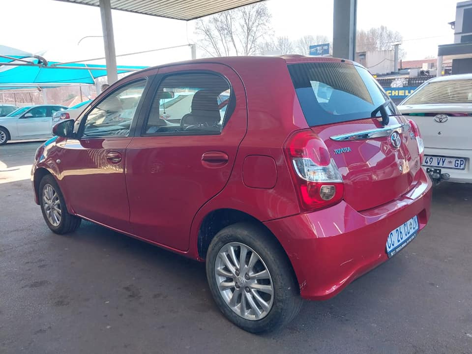 2020 TOYOTA ETIOS HATCH BACK 1.5 72 000KM MAROON COLOR MANUEL PETROL
