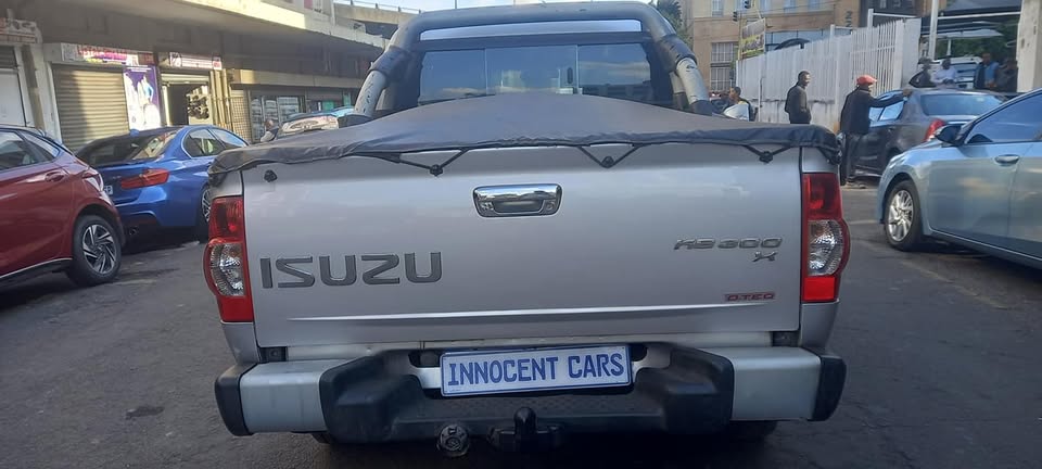 USED 2010 ISUZU KB300 DIESEL, 4X4 DOUBLE CAB, SILVER COLOUR, MILEAGE 150000KM,