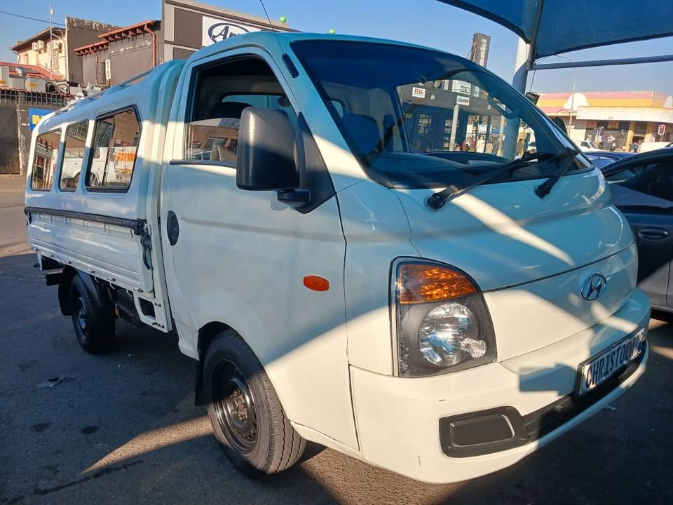 2015 model Hyundai H100 Canopy manual transmission diesel 2.6 engine capacity mileage 115000km