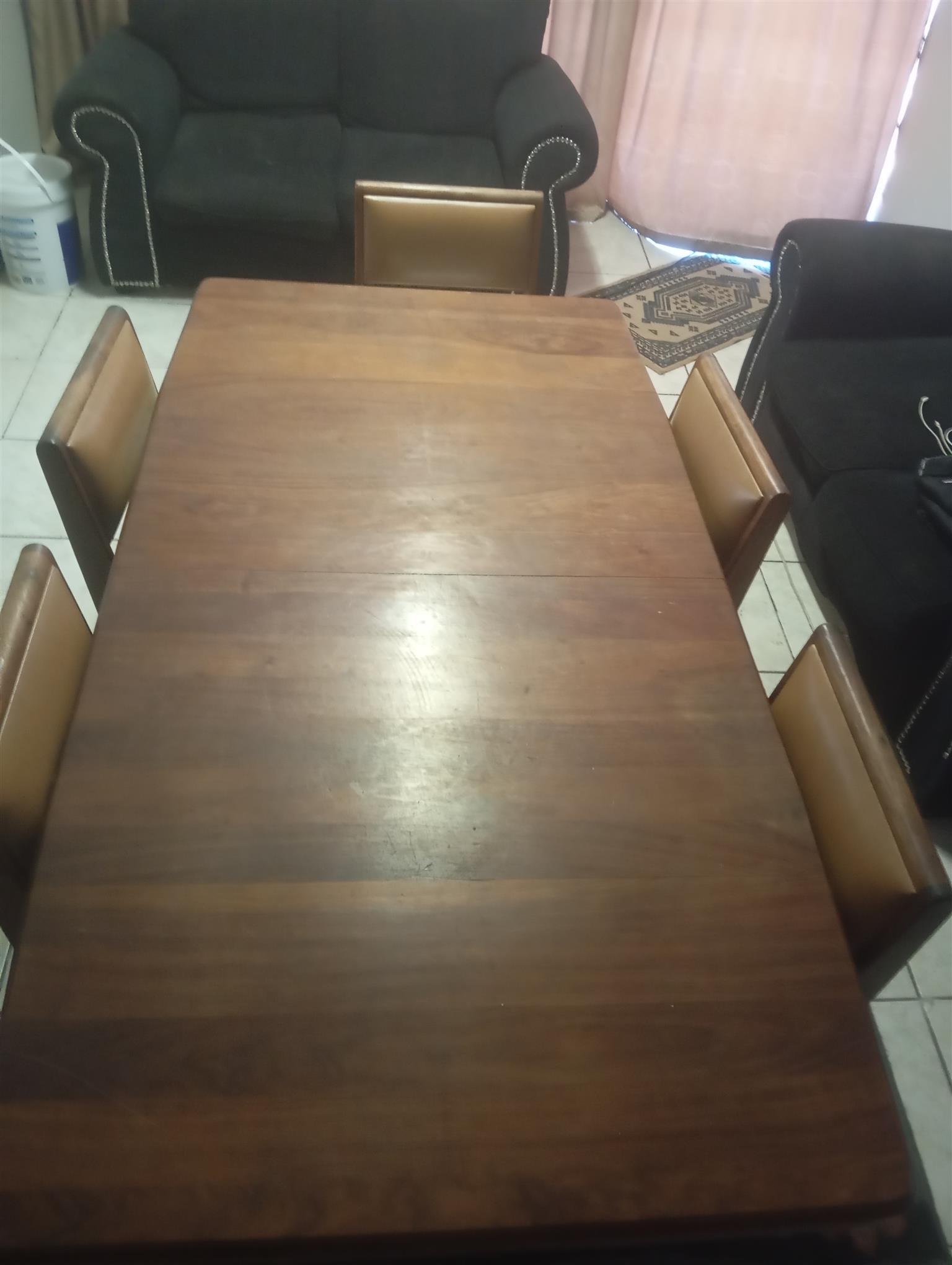 Eetkamer Tafel x 6 stoele Eetkamer Tafel x 6 stoele