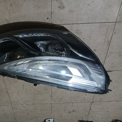 Renault Clio 4 headlight - Private Seller Renault Clio 4 headlight - Private Seller