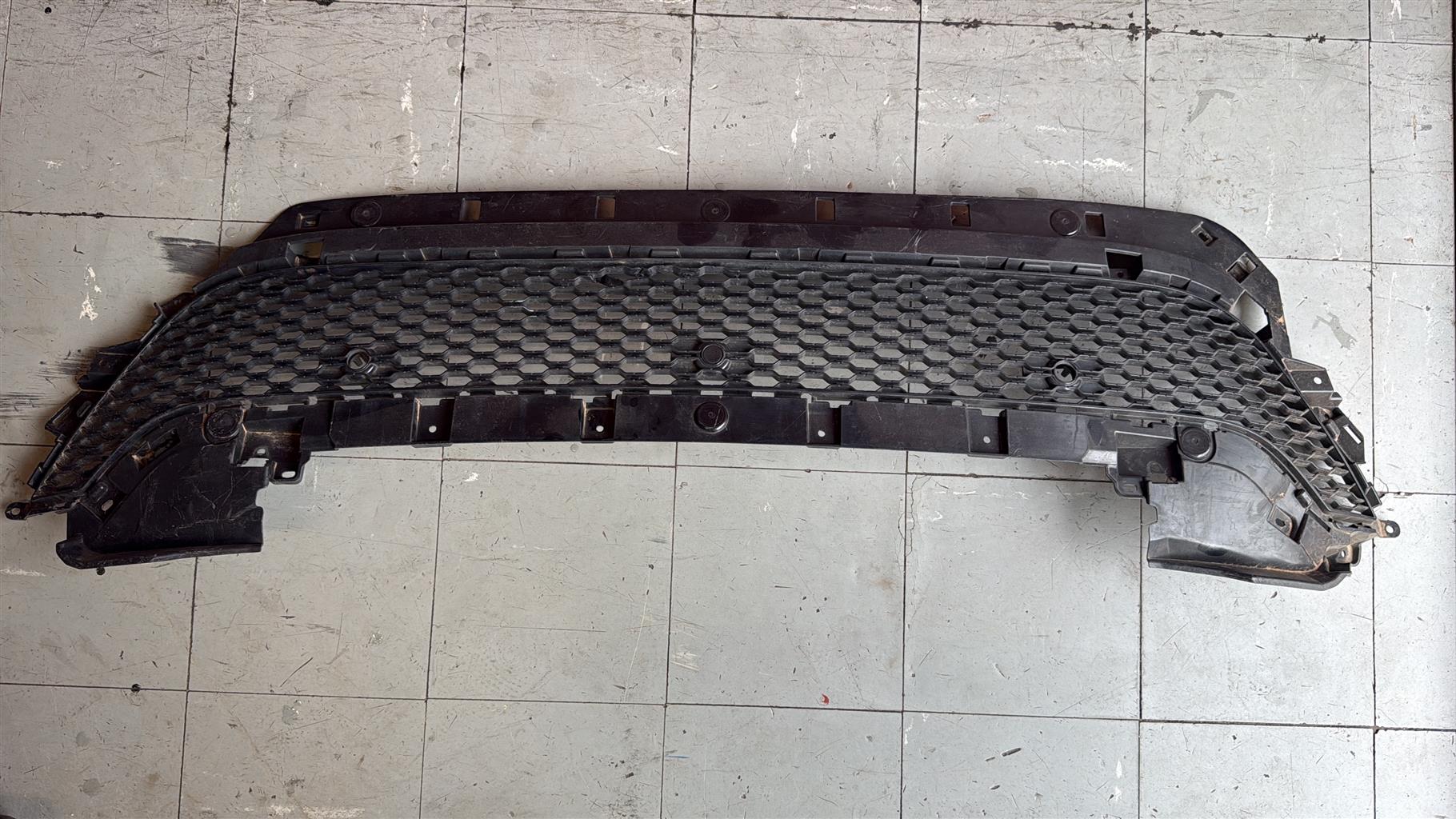 2022 Range Rover Evoque Front Bumper Middle Grill - Private Seller 2022 Range Rover Evoque Front Bumper Middle Grill - Private Seller
