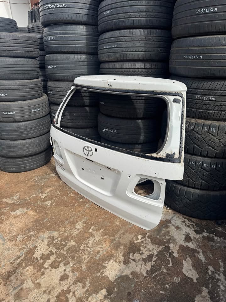 Toyota Fortuner D4D Boot Lid Tailgate Door - Private Seller Toyota Fortuner D4D Boot Lid Tailgate Door - Private Seller