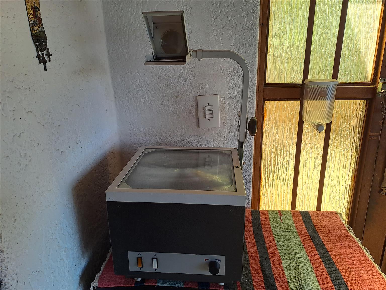 Overhead Projector. Complete. Working 100%. As good as new. I am in Orange Grove