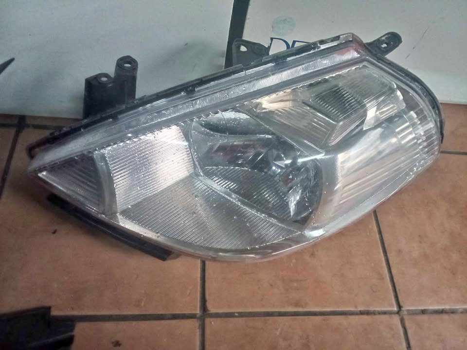 NISSAN TIDA HEADLIGHT LEFT SIDE VERY CLEAN - Private Seller NISSAN TIDA HEADLIGHT LEFT SIDE VERY CLEAN - Private Seller