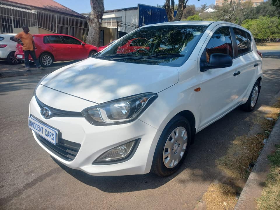 2015 HYUNDAI i20 1.2 ENGINE PETROL, MANUAL, MILEAGE 90000KMS, WHITE COLOR