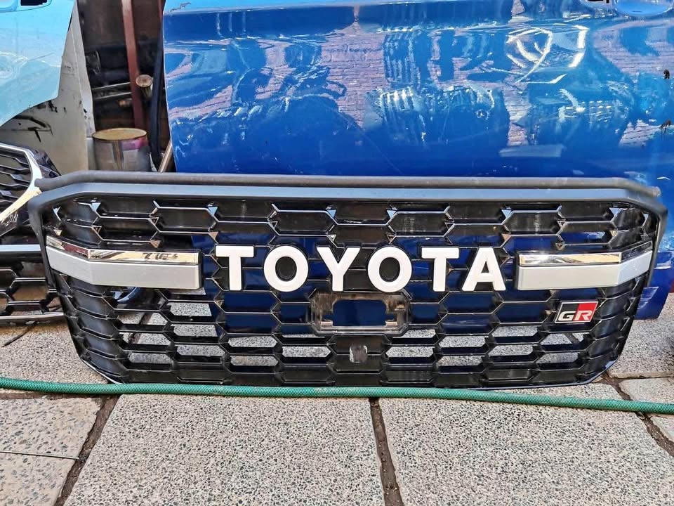 Toyota Land Cruiser 300 Series GR grill - Private Seller Toyota Land Cruiser 300 Series GR grill - Private Seller