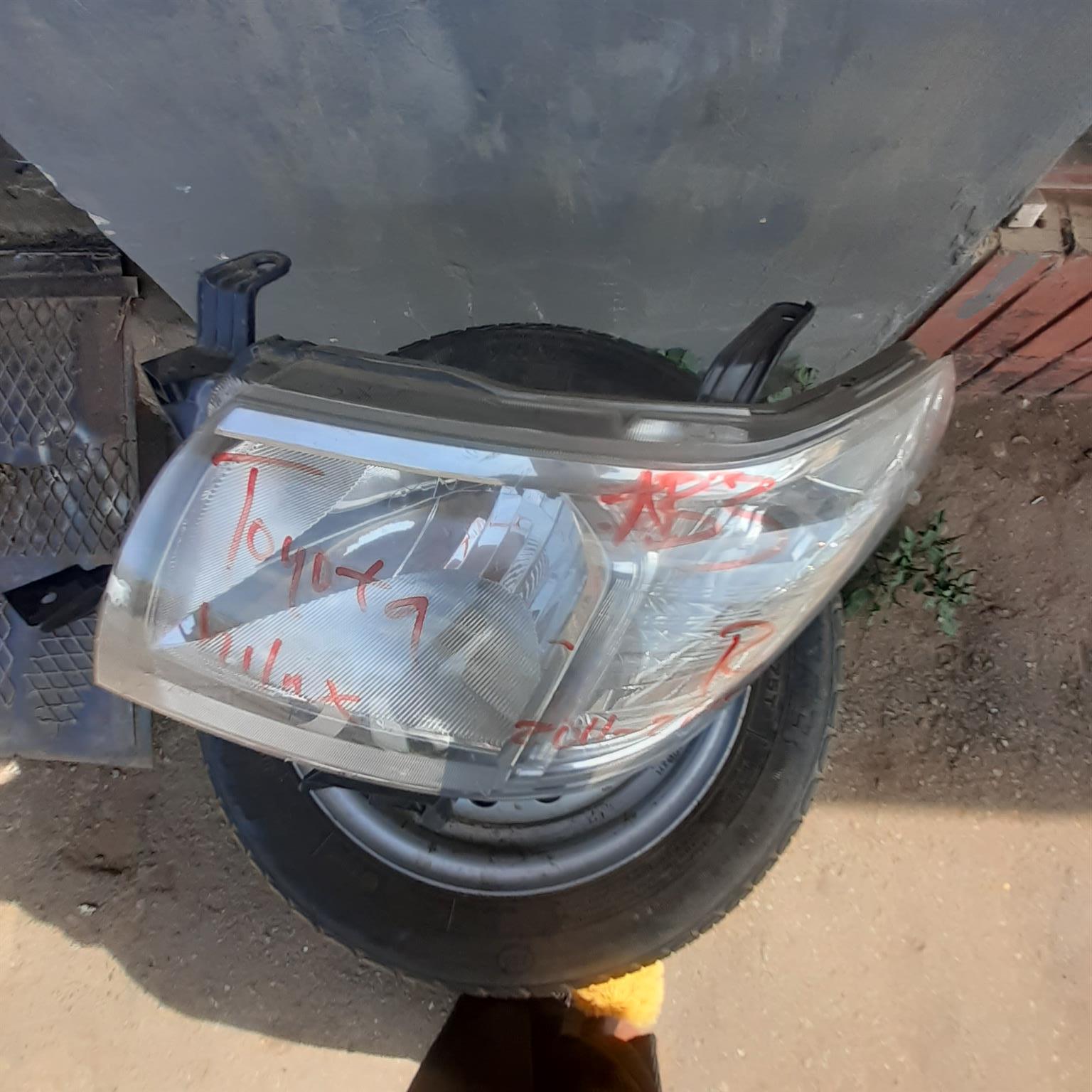 TOYOTA HILUX 2014-2015 HEADLIGHT FOR SALE DELIVERY AVAILABLE COUNTRY WIDE - Private Seller