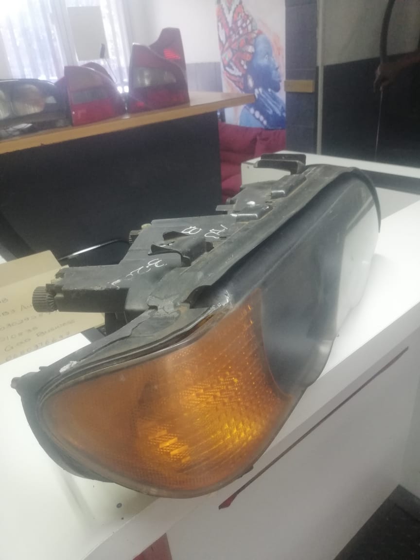 VOLVO XC90 2006 RIGHT HEADLIGHT FOR SALE (DELIVERY AVAILABLE COUNTRY WIDE) - Private Seller VOLVO XC90 2006 RIGHT HEADLIGHT FOR SALE (DELIVERY AVAILABLE COUNTRY WIDE) - Private Seller