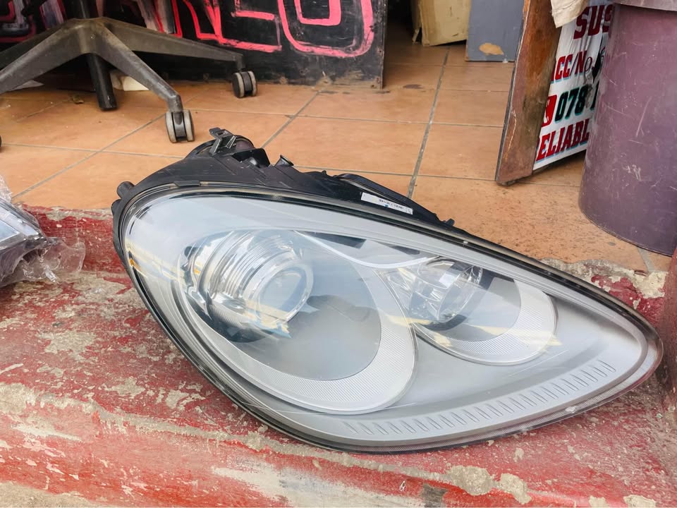 PORSCHE CAYENNE HEADLIGHT 2012 - Private Seller PORSCHE CAYENNE HEADLIGHT 2012 - Private Seller