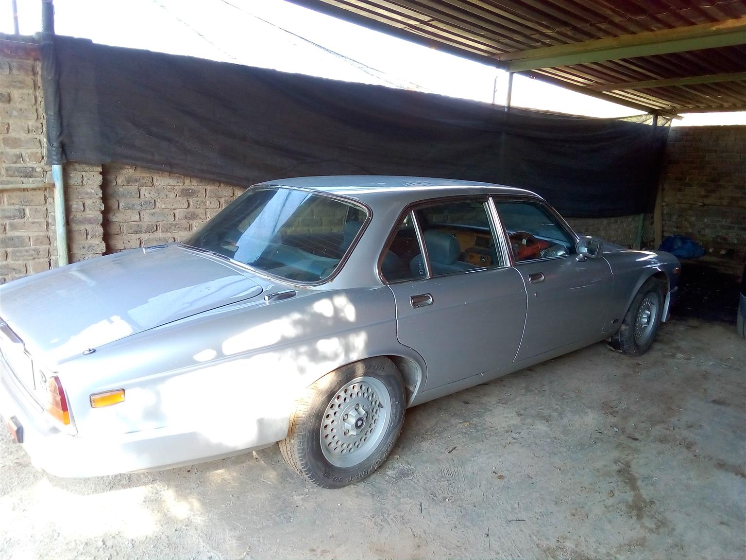 Xj6 350 Chevy motor and 350 turbo box needs attention