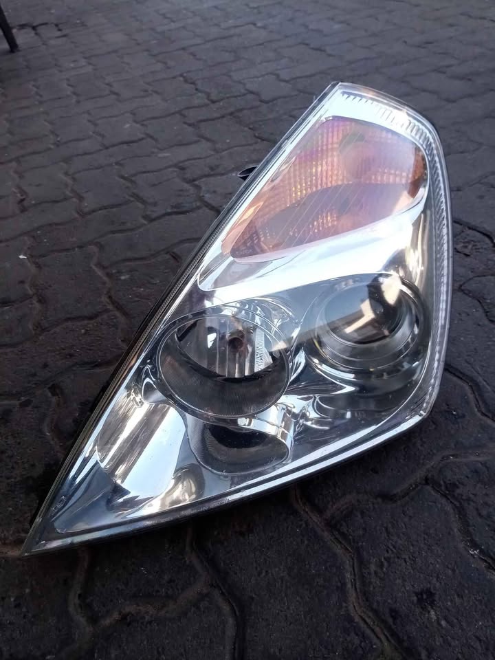 Kia Sedona headlight - Private Seller Kia Sedona headlight - Private Seller