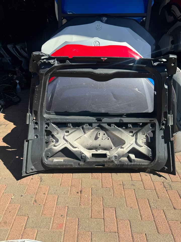 Land Rover Discovery 5 Boot Tailgate Door - Private Seller Land Rover Discovery 5 Boot Tailgate Door - Private Seller