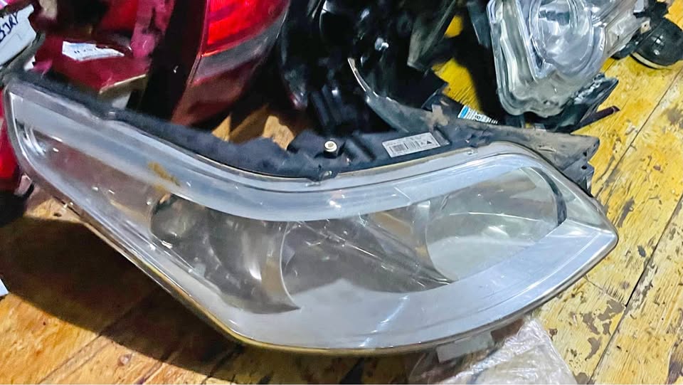 Citroen C4 headlight 2012 - Private Seller Citroen C4 headlight 2012 - Private Seller