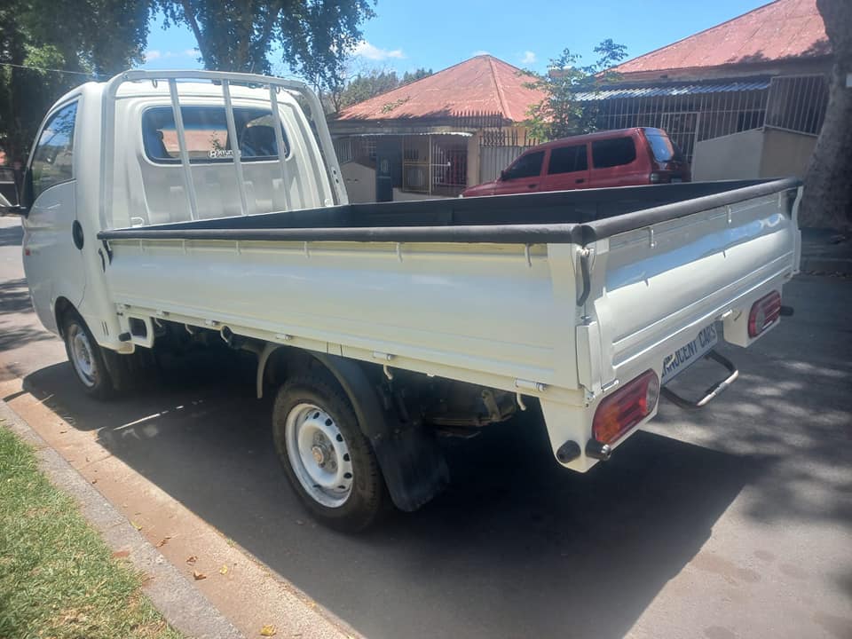 2009 HYUNDAI H100 BAKKIE 2.6 DIESEL, MANUAL, WHITE COLOR, MILEAGE 85000KMS