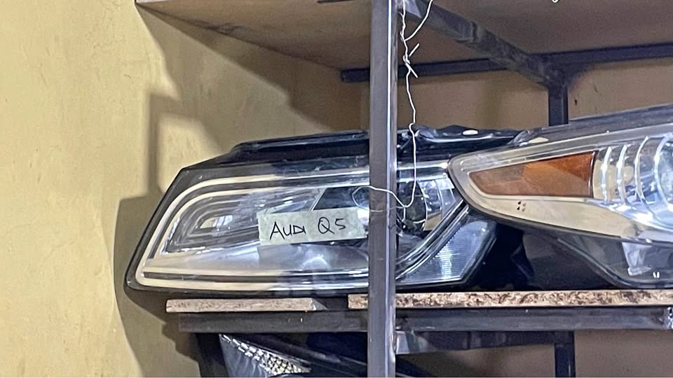 Audi Q5 headlight - Private Seller Audi Q5 headlight - Private Seller