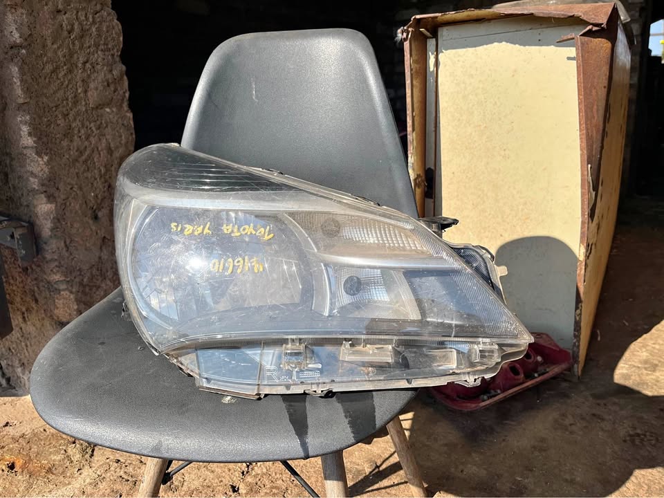 Toyota Yaris Headlight - Private Seller Toyota Yaris Headlight - Private Seller