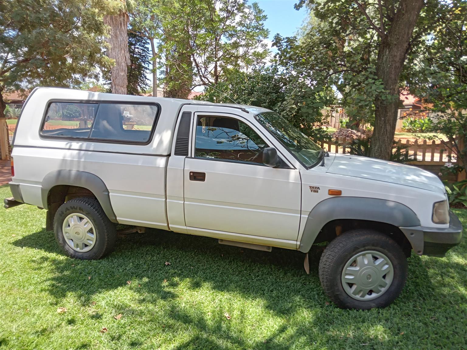 Bakkie 2007 TATA Telcoline with Lexus V8 CONVERSION. Fiberglass canopy