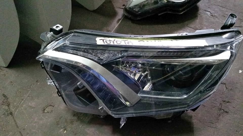Toyota RAV4 HEADLIGHT - Private Seller Toyota RAV4 HEADLIGHT - Private Seller