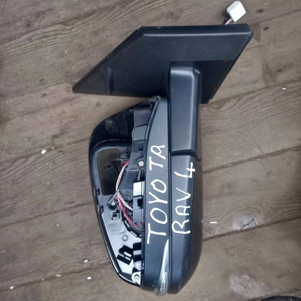 TOYOTA RAV 4 SIDE MIRROR RIGHT SIDE - Private Seller TOYOTA RAV 4 SIDE MIRROR RIGHT SIDE - Private Seller