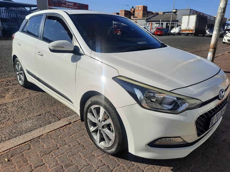 2015 Hyundai i20 1.2 Fluid Automatic and leather seat Sunroof Service book