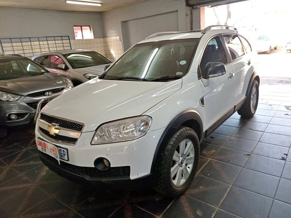 2010 Chevrolet Captiva 2.4 LTZ White, Automatic, Petrol Service book