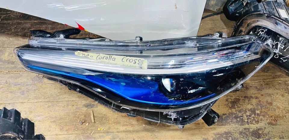 Toyota Corolla Cross BlueMotion headlight - Private Seller Toyota Corolla Cross BlueMotion headlight - Private Seller