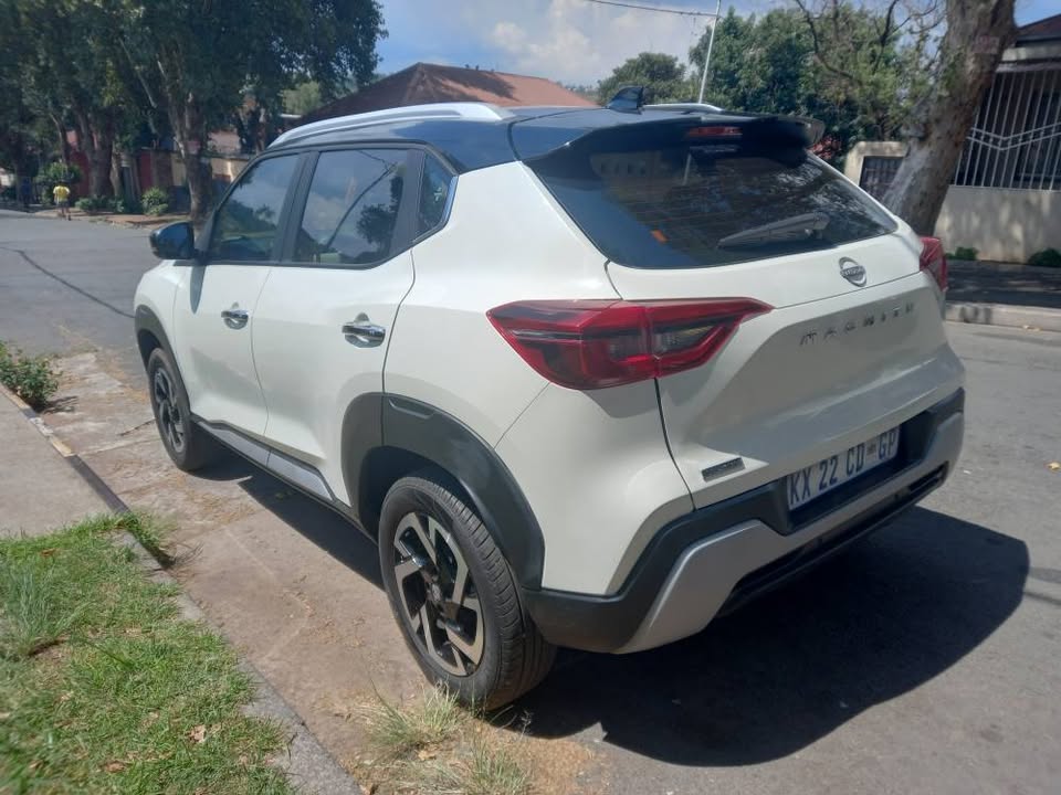 2022 Nissan Magnite 1.0T Petrol, Manual, White Color, Mileage Service book,