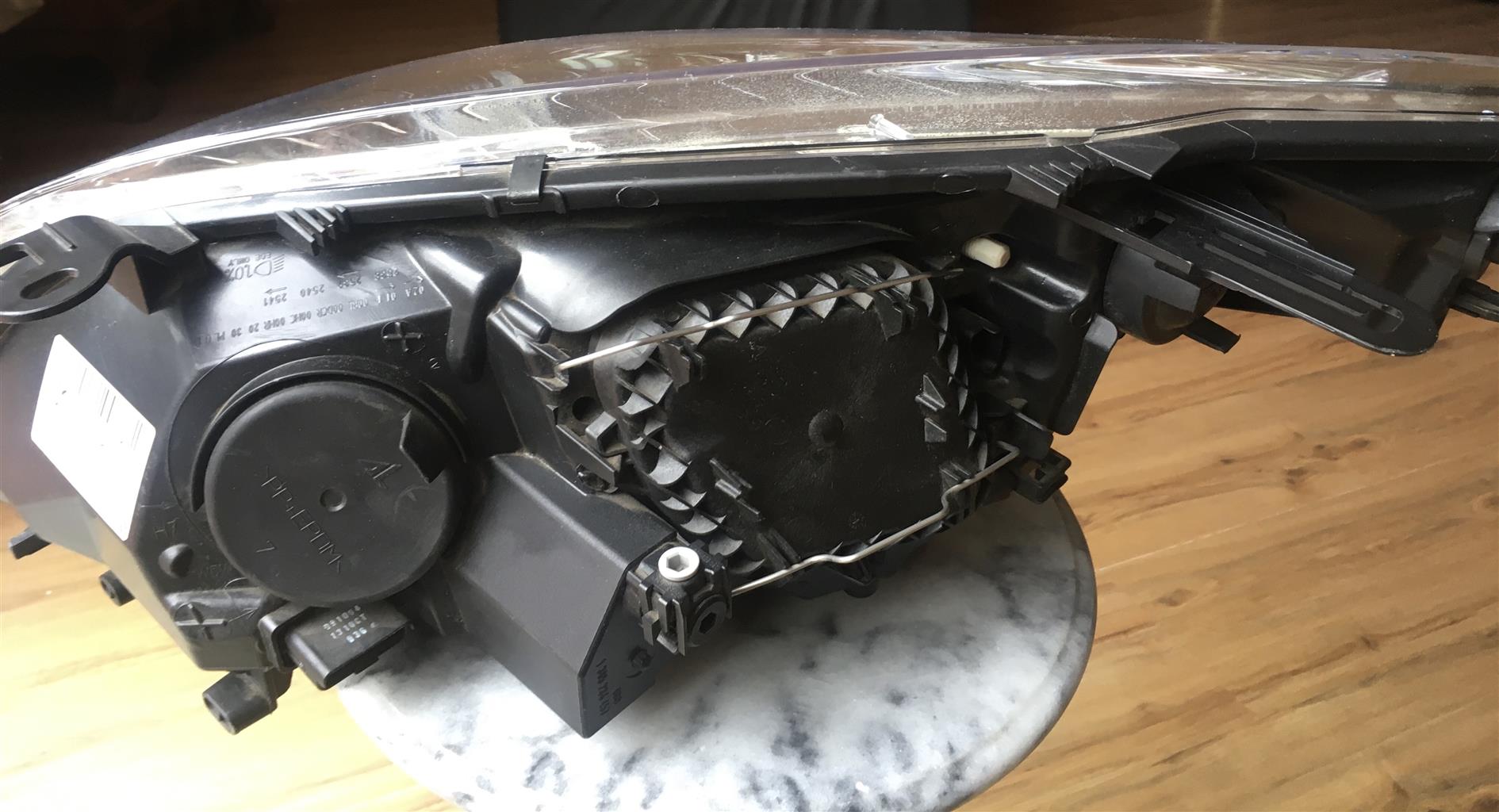 Renault Meg-Anne hedlinght right parts number 260105680 R /Gpa - Private Seller