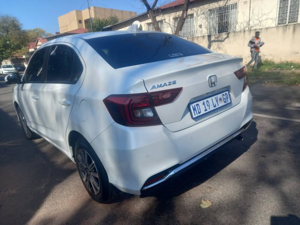 2025 Honda Amaze 1.5 Petrol, Manual, White, 6000km. Service book Reverse Camera / Sensors