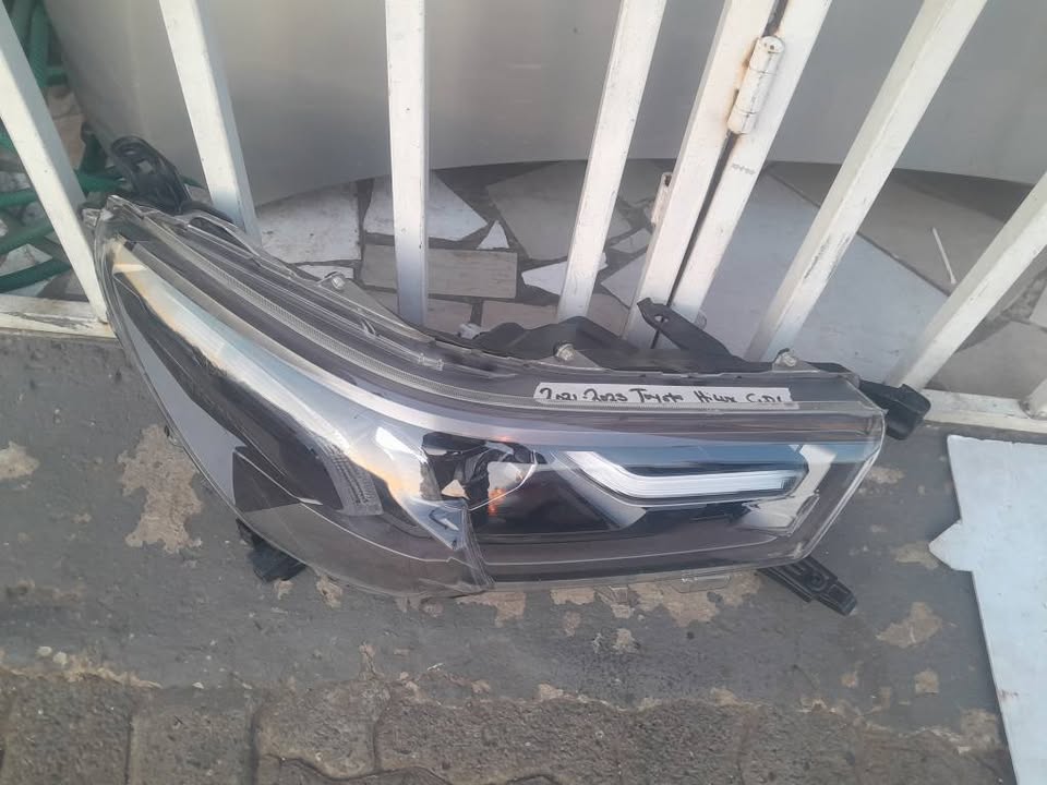2021-2023 TOYOTA HILUX LEGEND RIGHT SIDE HEADLIGHT FOR SALE