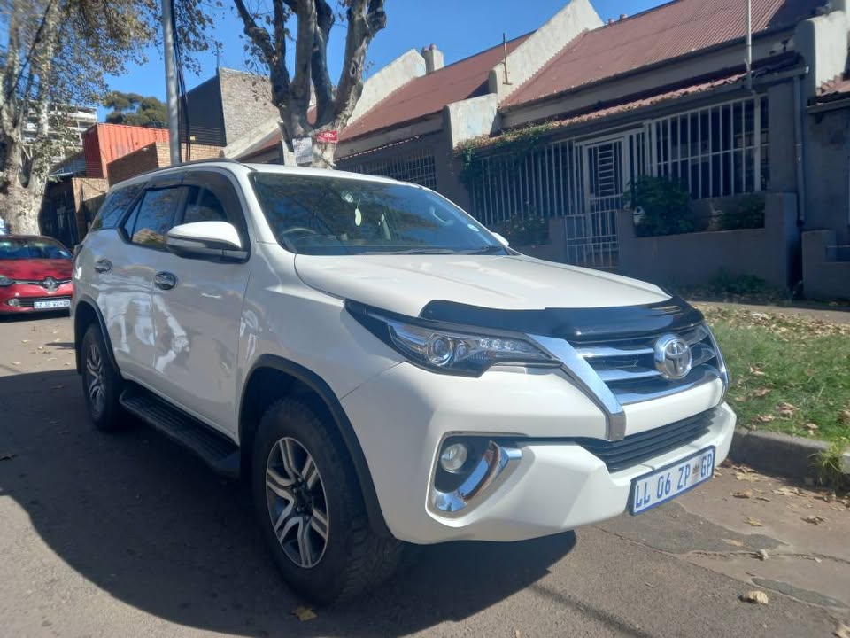2017 Toyota Fortuner 2.4 GD6 DIESEL, AUTOMATIC, WHITE, 118000kms LEATHER SEATS.
