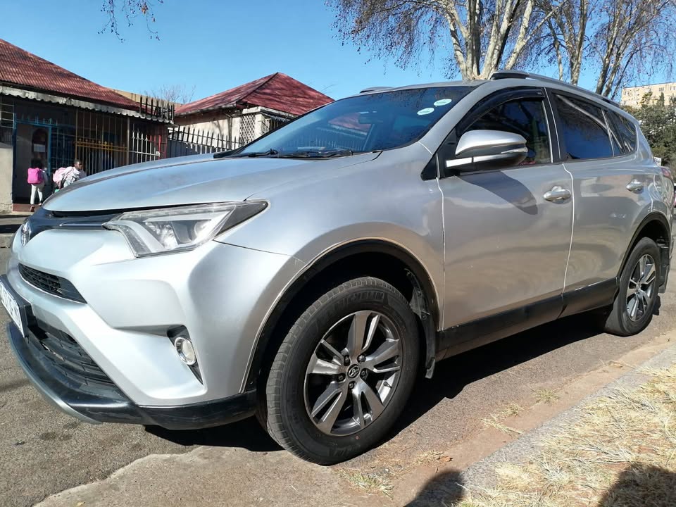 2016 TOYOTA RAV4 2.0 MANUAL TRANSMISSION IN EXCELLENT CONDITION