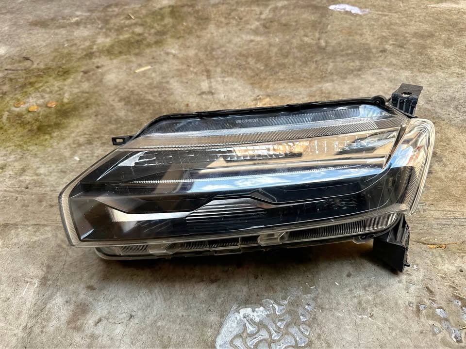 Renault kwid left top headlight - Private Seller Renault kwid left top headlight - Private Seller