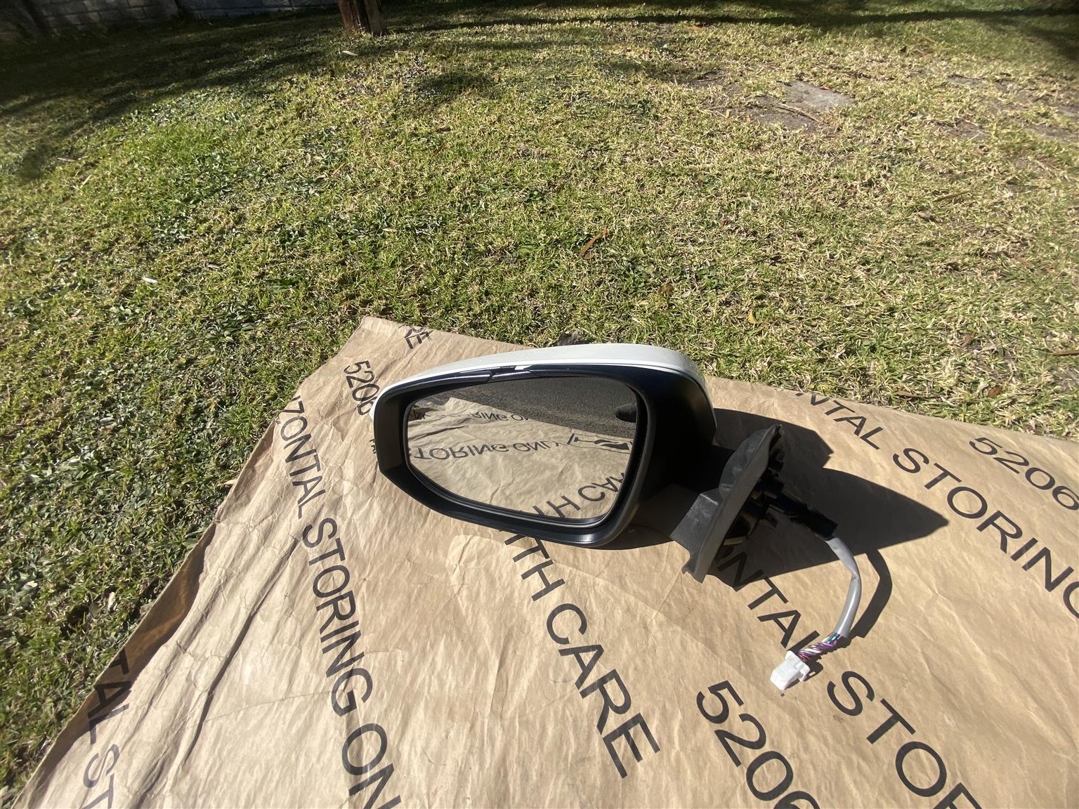 2020 TOYOTA HILUX GD-6 ELECTRONIC AUTO-FOLD DOOR MIRROR LEFT SIDE FOR SALE - Private Seller 2020 TOYOTA HILUX GD-6 ELECTRONIC AUTO-FOLD DOOR MIRROR LEFT SIDE FOR SALE - Private Seller