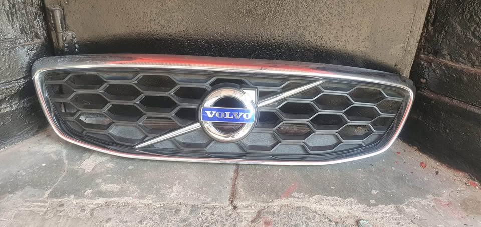 Volvo V40 grill - Private Seller