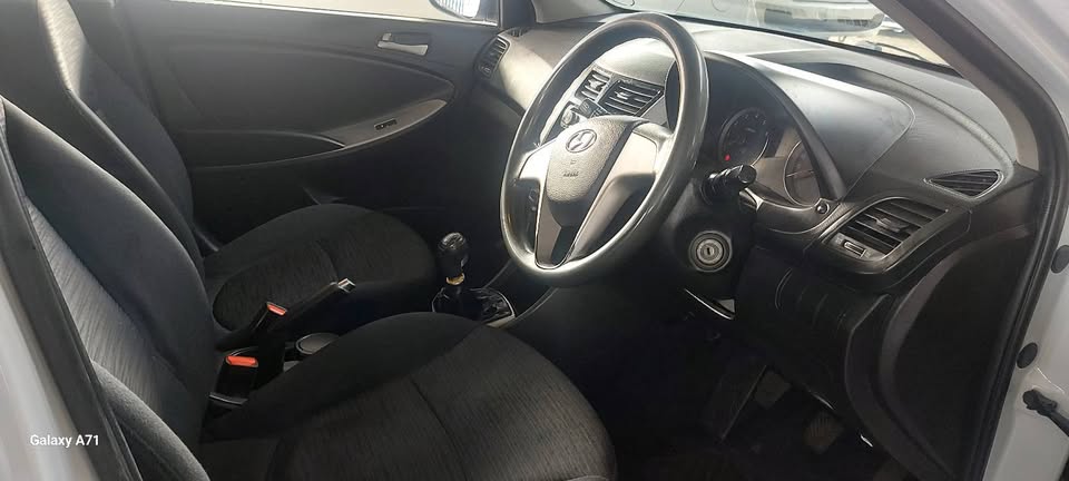 Hyundia Accent 1.6 Manual Petrol sedan