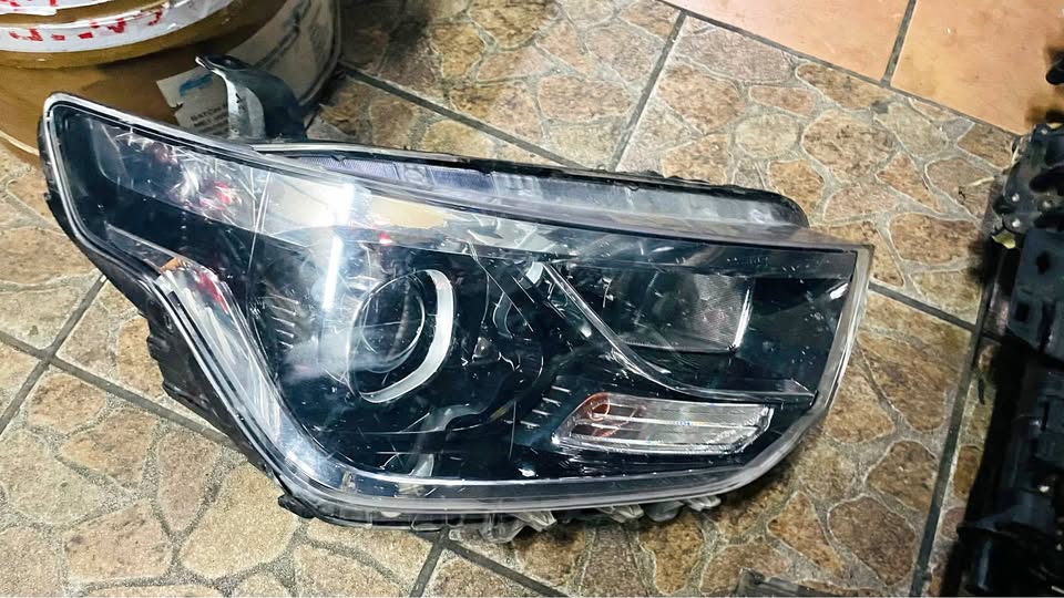 HYUNDAI H1 HEADLIGHT - Private Seller HYUNDAI H1 HEADLIGHT - Private Seller