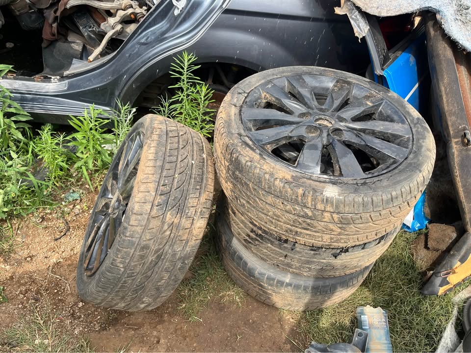 KIA Meg Rims & Tyres - Private Seller KIA Meg Rims & Tyres - Private Seller