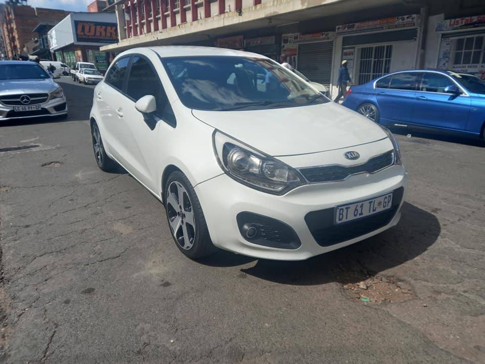 2012 KIA RIO 1.4 PETROL, AUTOMATIC TRANSMISSION, WHITE COLOUR, MILEAGE